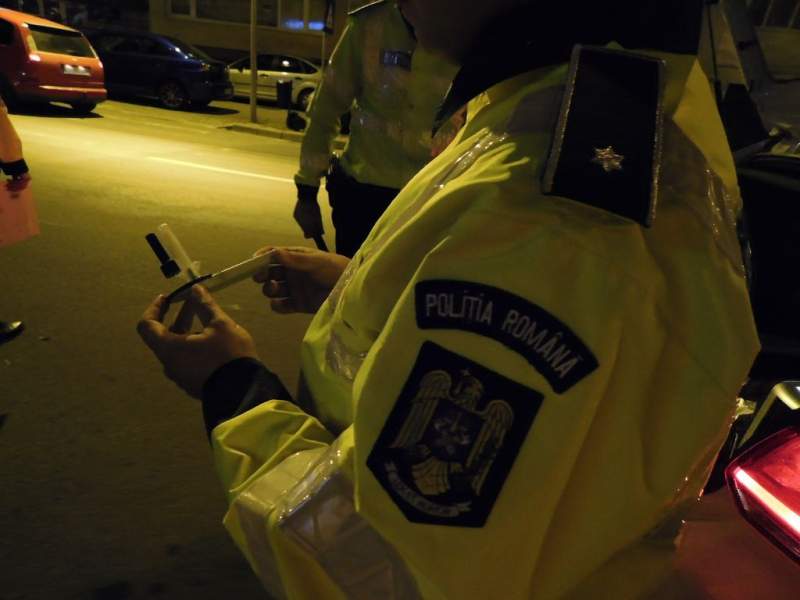 Doi tineri prinși de polițiști în Piatra Neamț conducând drogați
