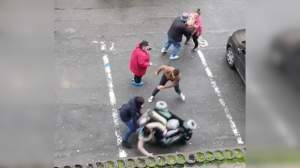 S-a întâmplat în Cluj! Femeie în scaun cu rotile, lovită și trântită pe afalt (VIDEO)