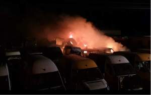 Incendiu într-un parc de dezmembrări auto din Buzău: zeci de mașini au ars