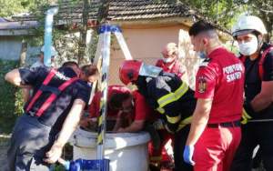 Femeie căzută într-o fântână adâncă de 15 metri, salvată de pompierii din Bârlad