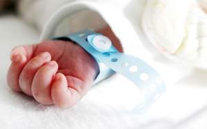Bebeluș cu COVID-19, după ce 11 persoane au încălcat restricțiile dintr-un centru de carantină din Buzău