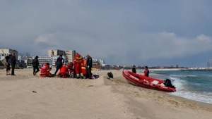 Doi scafandri care supravegheau lucrările de nisipare a plajei, în Eforie Nord, au murit înecați: una dintre victime este din Iași