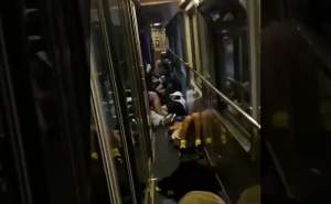 REVOLTĂTOR! Copii nevoiți să doarmă pe jos în vagoanele CFR care duc spre mare (VIDEO)
