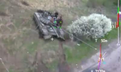 Imagini de război: tanc rusesc distrus de trupele ucrainene cu o dronă kamikaze primită de la americani (VIDEO)