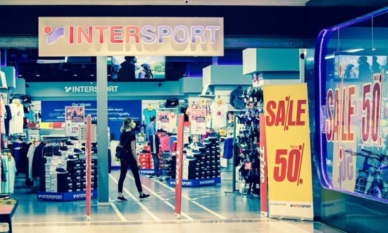 Reducerile de vară au ajuns la Intersport, în Iulius Mall Iași