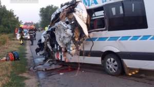 Trei persoane rănit în urma coliziunii dintre un microbuz de transport persoane și un autoturism, în Neamț