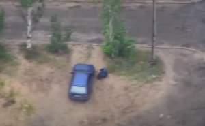 Spion rus, prins în timp ce instala o bombă sub mașina unui înalt expert militar ucrainean (VIDEO)