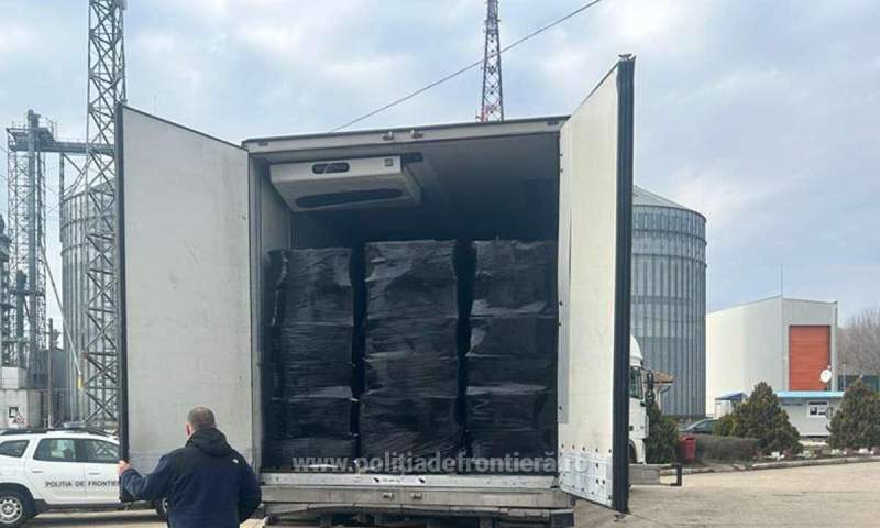 Țigări de contrabandă în valoare de peste 1,5 milioane de euro, descoperite ascunse într-un autocamion (VIDEO)