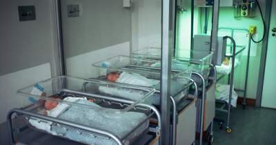 O femeie din Alba a născut opt copii prin cezariană, stabilind un record național. În România sunt recomandate maximum 3