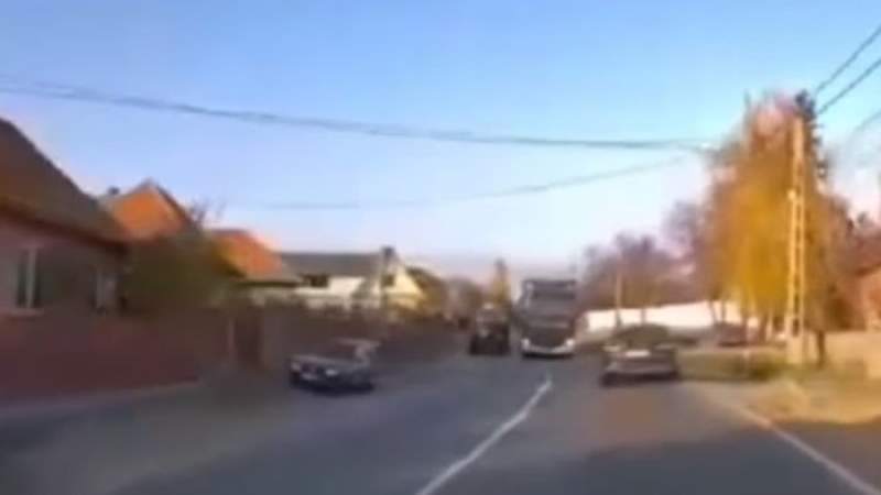 Momentul în care un TIR lovește un tractor care transporta o remorcă plină cu varză (VIDEO)