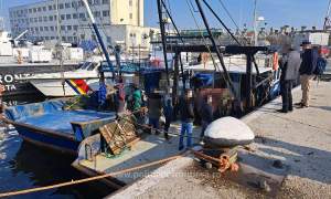 Trei pescadoare bulgărești cu zeci de tone de calcan și de rechin de Marea Neagră, prinse în flagrant de Garda de Coastă (VIDEO)