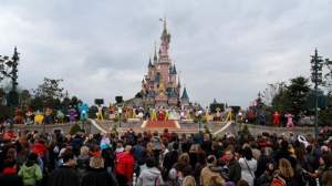 Clan de hoți de buzunare români care acționa la Disneyland Paris, în fața judecătorilor francezi