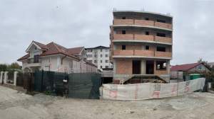 Blocul lui Ciochină este între două case, pe o stradă de 4 m lățime și are acces prin curtea Spitalului de Recuperare. Curat murdar!