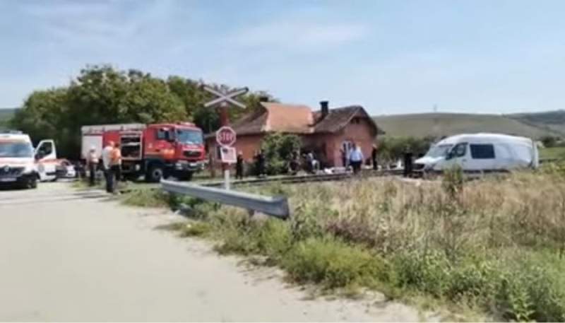 Microbuz cu opt pasageri, lovit de tren în Cluj: patru persoane, transportate la spital (VIDEO)