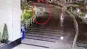 Paranormal! Scaun cu rotile, filmat noaptea când se plimbă SINGUR prin fața unui spital (VIDEO)