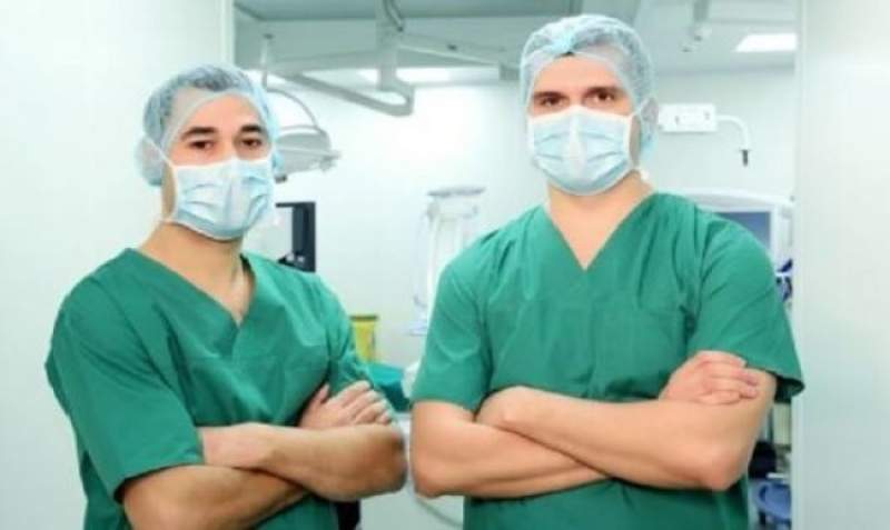 Au plecat din Franța pentru a salva vieți în țară, dar sistemul i-a răpus: neurochirurgii Ionuț Gobej și Dorin Bica au demisionat