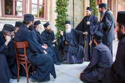 Călugări de la Muntele Athos, cercetați pentru spălare de bani. Finanțări suspecte de la Kremlin