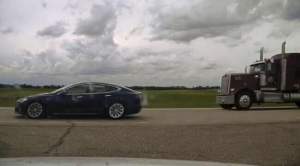 Șofer de Tesla, surprins dormind la volan în timp ce mașina gonea cu 150 km/h pe autostradă