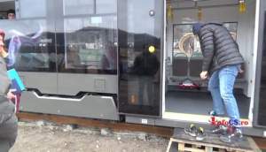 Bucurie mare. Un reșițean s-a descălțat la urcarea într-un tramvai nou (VIDEO)