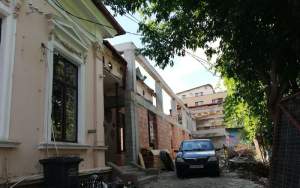 În spatele casei vechi, autorizată pentru consolidare, apare un bloc nou, fără autorizație
