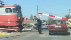 România, mereu surprinzătoare! Un mecanic de locomotivă oprește trenul ca să ridice bariera de pe mașina unei şoferiţe (VIDEO)