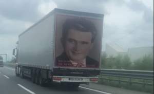 TIR cu numere de Suceava, reclamă dictatorului Nicolae Ceauşescu pe autostrăzile din Italia