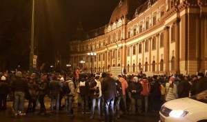 Marian Godină protestează în fața Prefecturii din Brașov: „Da, sunt în stradă și strig tare. Altă întrebare!”