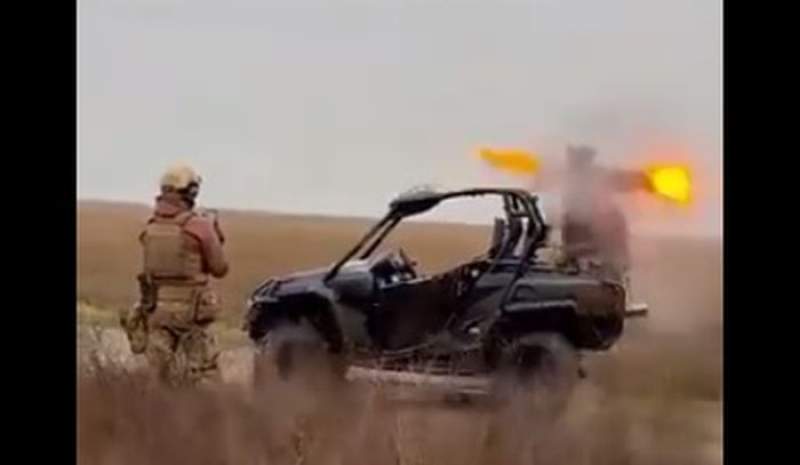 „UTV-ul de luptă”: Noua improvizație cu care soldații ucraineni au distrus un vehicul al armatei ruse (VIDEO)