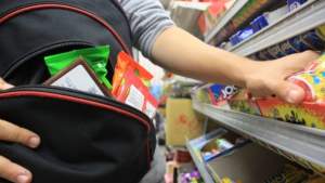 „Jocurile foamei”: cuplu de ieșeni, prins la furat de produse alimentare dintr-un magazin