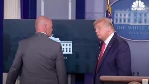 Incident armat lângă Casa Albă: Donald Trump a părăsit brusc conferinţa de presă (VIDEO)