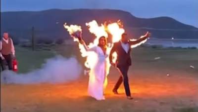 Dragoste fierbinte! Doi miri și-au dat foc în timp ce se îndreptau spre altar pentru a se căsători (VIDEO