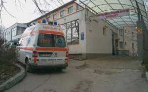 Copil de 2 ani, în stare gravă la spital după ce a căzut de la etajul 3 al unui bloc din Botoșani
