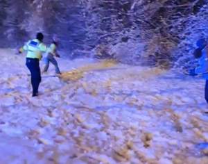Polițiști și copii, implicați într-o „bătaie” cu bulgări de zăpadă (VIDEO)