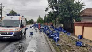Femeie din Drăgășani, rănită după ce mai multe lăzi cu bere au căzut peste ea dintr-un TIR (VIDEO)