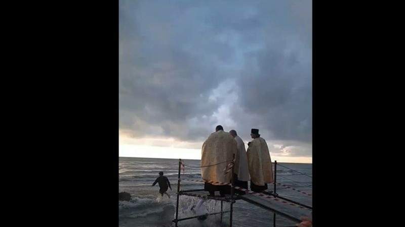 Preotul dintr-o comunitate de români din Italia a căzut în mare când a vrut să arunce crucea de Bobotează: „Așa a vrut Domnul!” (VIDEO)