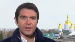 Jurnalist britanic, corespondent al postului de televiziune Fox News, grav rănit în apropiere de Kiev (VIDEO)