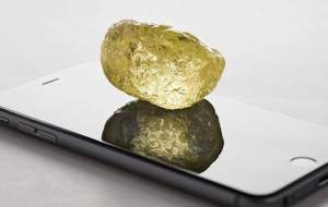 Diamant galben de 552 carate descoperit în Canada, cel mai mare găsit vreodată în America de Nord