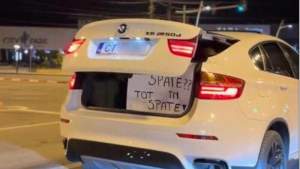 Mesajul ironic al unui șofer de BMW pentru „colegii” din trafic: „Tot în spate? Tot în spate!” (VIDEO)