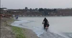 „E prost, dar trebuie să-l ajut!” Ce a pățit un tânăr care mergea cu motocicleta pe malul mării, în Vama Veche (VIDEO VIRAL)