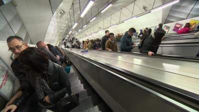 Incident șocant la metroul din Londra. Un băiețel a fost prins cu picioarele în scara rulantă. I-au fost smulse degetele