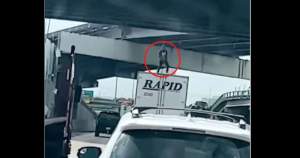 Un american s-a urcat pe un camion și s-a filmat în timp ce dansa. A murit după ce camionul a trecut pe sub un pod (VIDEO)