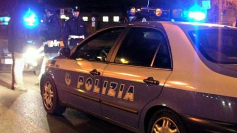 Un român a căzut de la etajul 4 al unei clădiri din Torino, unde a ajuns urcând pe un jgheab: era cunoscut de polițiști pentru furturi și trafic de droguri