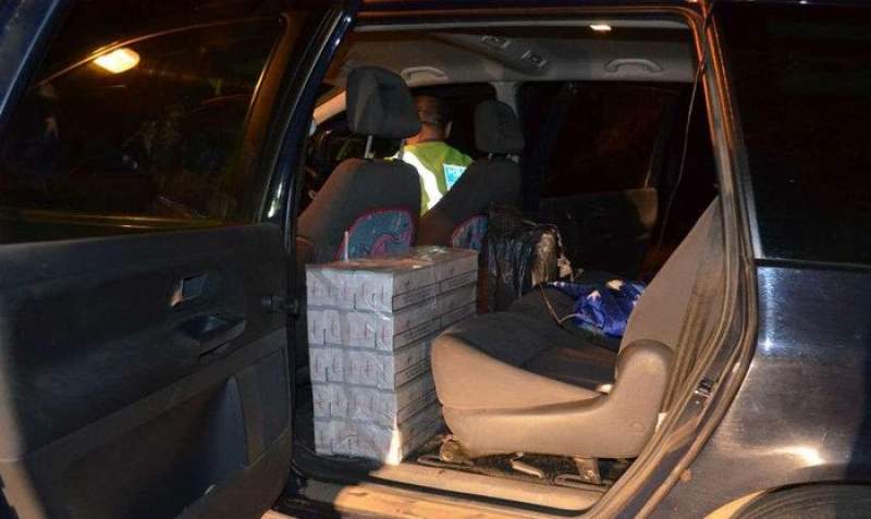 Sute de pachete de țigări de contrabandă, găsite în mașina unui gălățean: spune că le-a găsit pe marginea drumului (VIDEO)