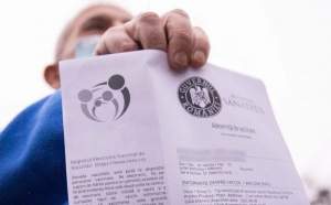 O nouă metodă prin care românii încearcă să cumpere certificate false de vaccinare: în final, rămân fără bani