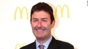Directorul executiv al McDonald’s, concediat pentru o relație amoroasă cu o subalternă