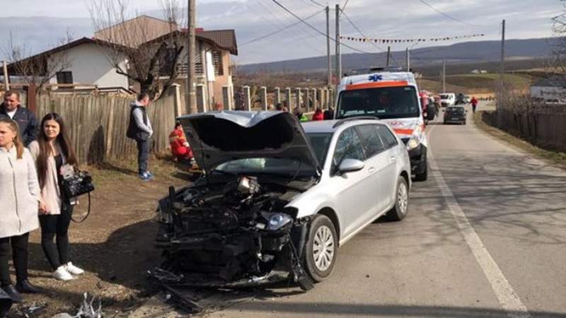Cinci persoane rănite după ce o mașină a intrat pe contrasens, la Mogoșești: printre victime, un copil de 4 ani
