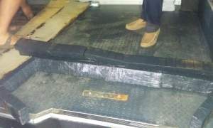 Țigări de contrabandă ascunse în podeaua dublă a unui microbuz, descoperite la Vama Albița