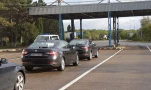 Au închiriat trei autoturisme din Cehia și s-au pomenit acuzați de furt: ce au pățit trei ucraineni la Albița (VIDEO)