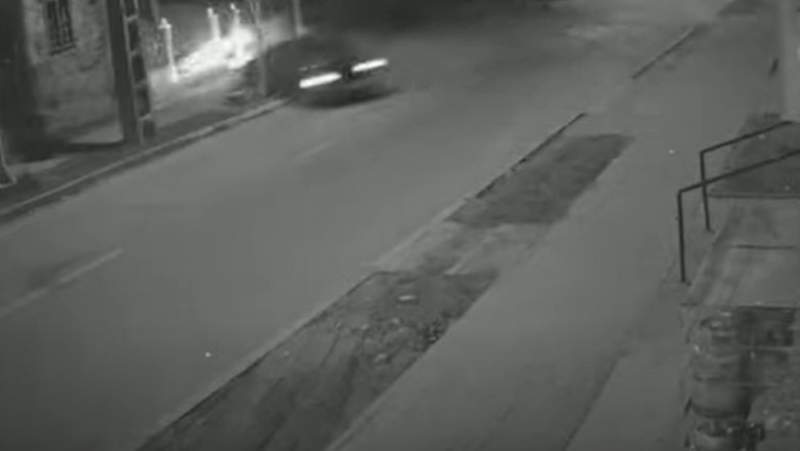 Momentul în care un adolescent beat și fără permis se izbește cu mașina de un stâlp (VIDEO)