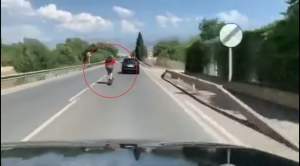 Tânăr pe trotinetă, filmat când merge cu peste 100 km/h: a încercat chiar să și depășească o mașină. S-a întâmplat în Spania (VIDEO)